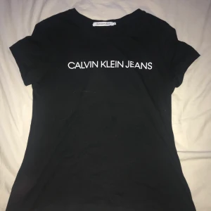T-shirt - Hej! Jag säljer min Äkta Calvin Klein t-shirt, den är som ny den är ganska liten i storleken så därför har jag inte använt den så mycket, du står för frakten💕 nypris: 299kr