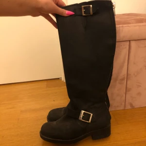 Johnny bulls - Svarta Johnny bulls med silverdetaljer, sparsamt använda. Pris kan diskuteras vid snabb affär.