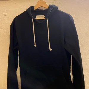 Pier one svart hoodie strl M - Extremt skön en kall kväll på sommaren. Lite använd bara.