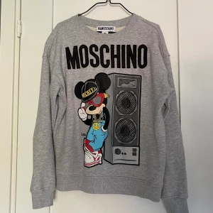 Moschino X H&M Sweater  - Skön tröja i väldigt bra material. Använd fåtal gånger. Storlek XS (aningen oversized, hade velat säga stl S) Buda i kommentarerna.