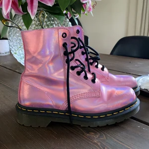 Dr Martens rosa!  - Säljer mina älskade Dr Martens i storlek 37, använda några få gånger. As coola och skimrande! Budgivning börjar på 600kr. 
