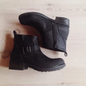  - Snygga boots från din sko. Använda ett fåtal gånger, små repor på vänster fram som nog kan putsas mindre synliga. Stora för att vara 38:or. Säljes pga för små för mig. 