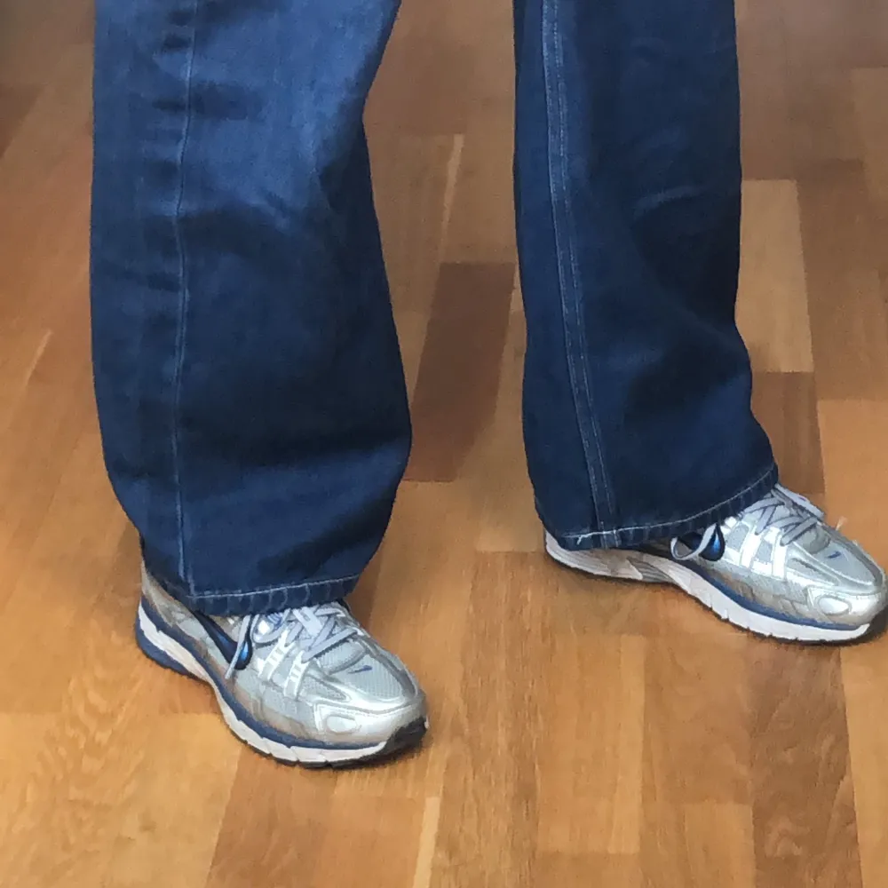 Ett par mörkblåa jeans från monki, jättefint skick med vita sömmar! Dom lägger sig snyggt på fötterna och är lite flair, rekommenderar längd runt 175 och neråt. 200kr + frakt! Storlek 27 i midjan . Jeans & Byxor.