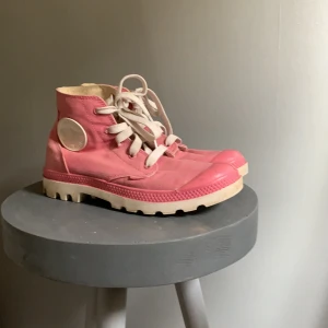 Rosa Palladium skor strl 38 - Äkta rosa Palladium skor strl 38. Använda ett antal ggr men inga direkta fläckar elr slitningar. Säljer pga för små. Pris är diskuterbart