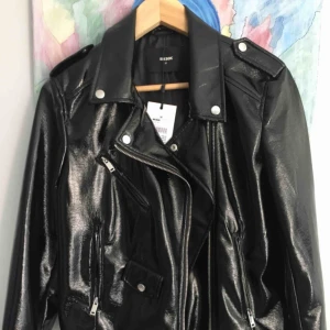  - Helt ny lackjacka från bik bok , aldrig använd med prislapp .