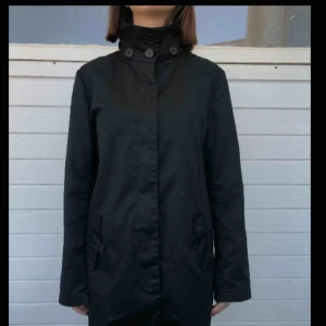  - Jacka med lite olika knäppningar från H&M divided. Den är i strl M/38. Lagom varm till våren. Den är i bra begagnat skick utan hål eller fläckar.   Personen på bilden är 158 cm.