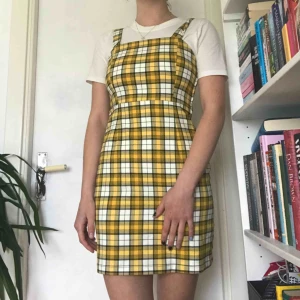  - CLUELESS!💛🖤 helt ny klänning som sitter supersnyggt, passar perfekt som sommarklänning. Har endast använt en gång, säljs pga dålig användning. Kontakta för mer frågor eller bilder!💗💖💘 