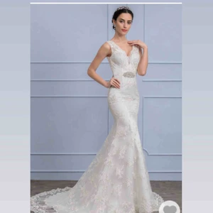 Bröllopsklänning - Trumpet/Sjöjungfru V-ringning Sweep släp Spets Bröllopsklänning   Färg: Elfenbensvit /ivory Storlek: EU 36 / UK 10 / US 6 Byst: 88.00cm Midja: 70.00cm Höfterna: 96.00cm Nyckelben till golvet: 150.00cm  Använd 1 gång. Flera bilder kan skickas vid intresse