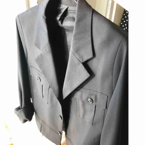 Kavaj jacka  - Kavaj köpt i en av Paris finaste vintagebutiker. Aldrig använd. Jag är storlek 36 och den blir snyggt oversize på mig! 