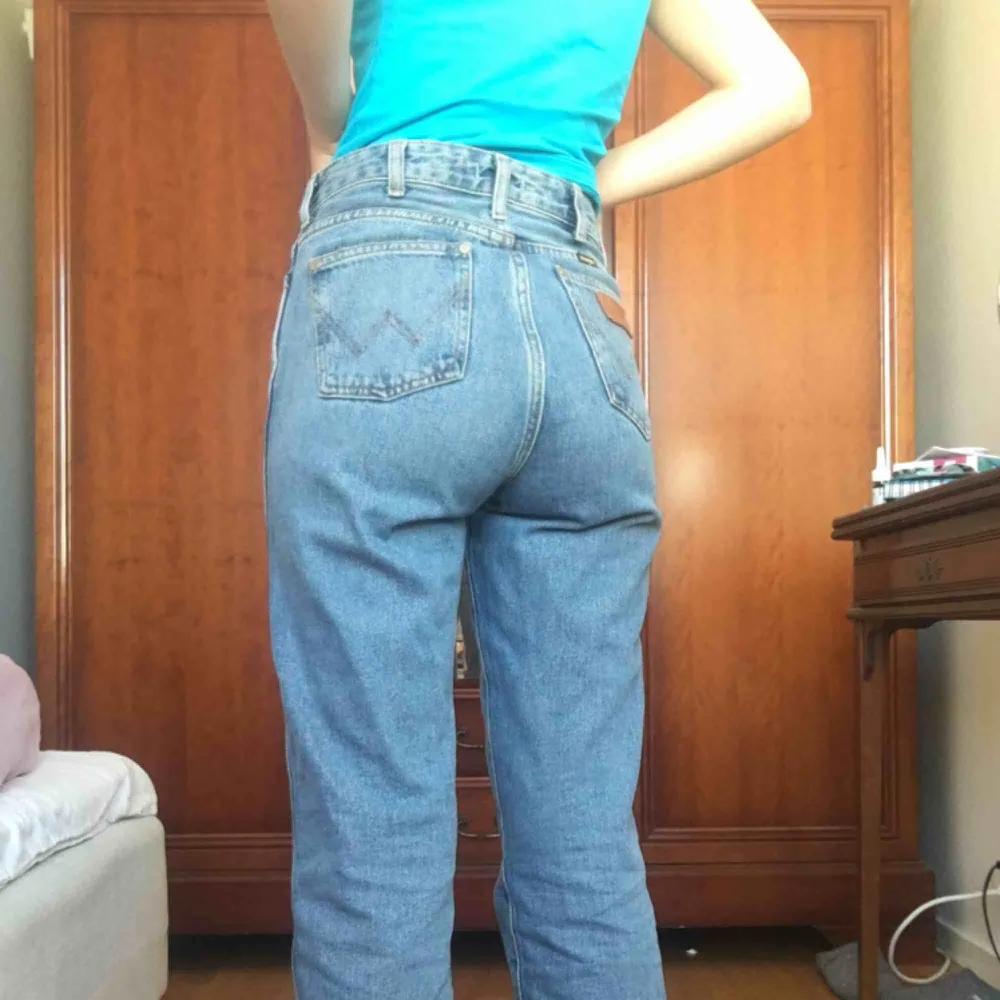 Världens bästa mom jeans från Wrangler! Endast använda ett fåtal gånger pga lite för stora på mig. Toppenkvalité, köpta för 1000kr. På mig som är 157cm blir de hellånga, annars är de lite croppade. . Jeans & Byxor.