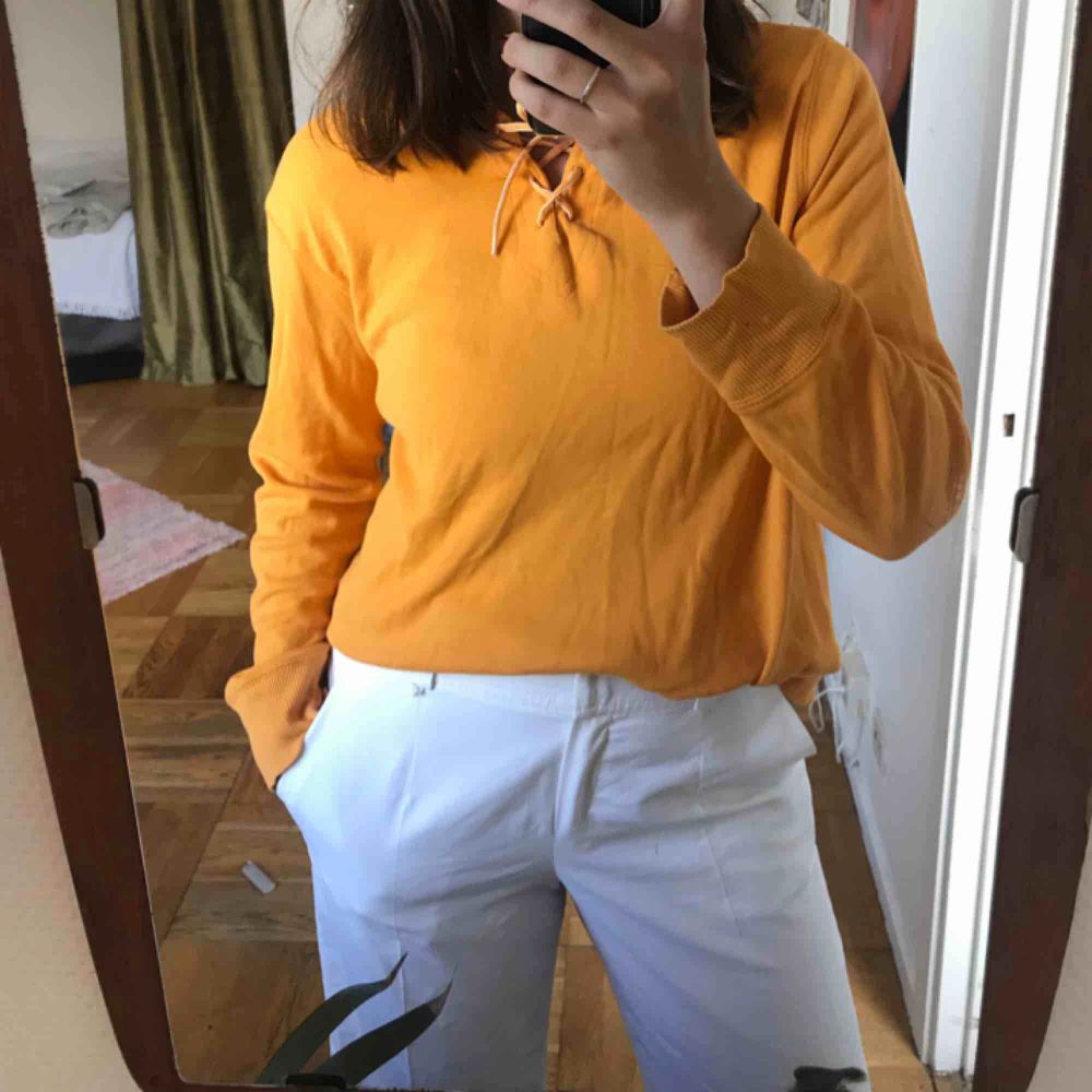 Orange hoodie med snörning där fram 🌹 superfin på sommaren 🌹rätt tunn! . Huvtröjor & Träningströjor.
