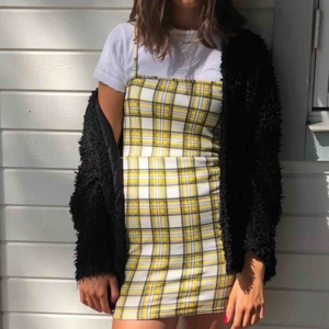  - En rutig klänning köpt från asos från märket Daisy street i storlek S/XS (är själv storlek S). Kan mötas upp på söder annars frakta då köparen betalar frakt :-) Endast använd 1 gång 