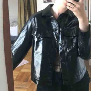  - Svart glansig jacka från Monki 🌹använd 2 ggr 🌹