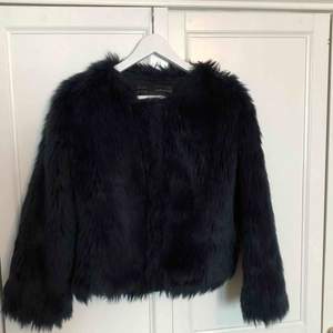 MÖRKBLÅ begagnad fake fur-jacka från Zara! Står storlek L men den sitter mer som en M. Fint skick. Köparen står för frakten, endast swish 🌱