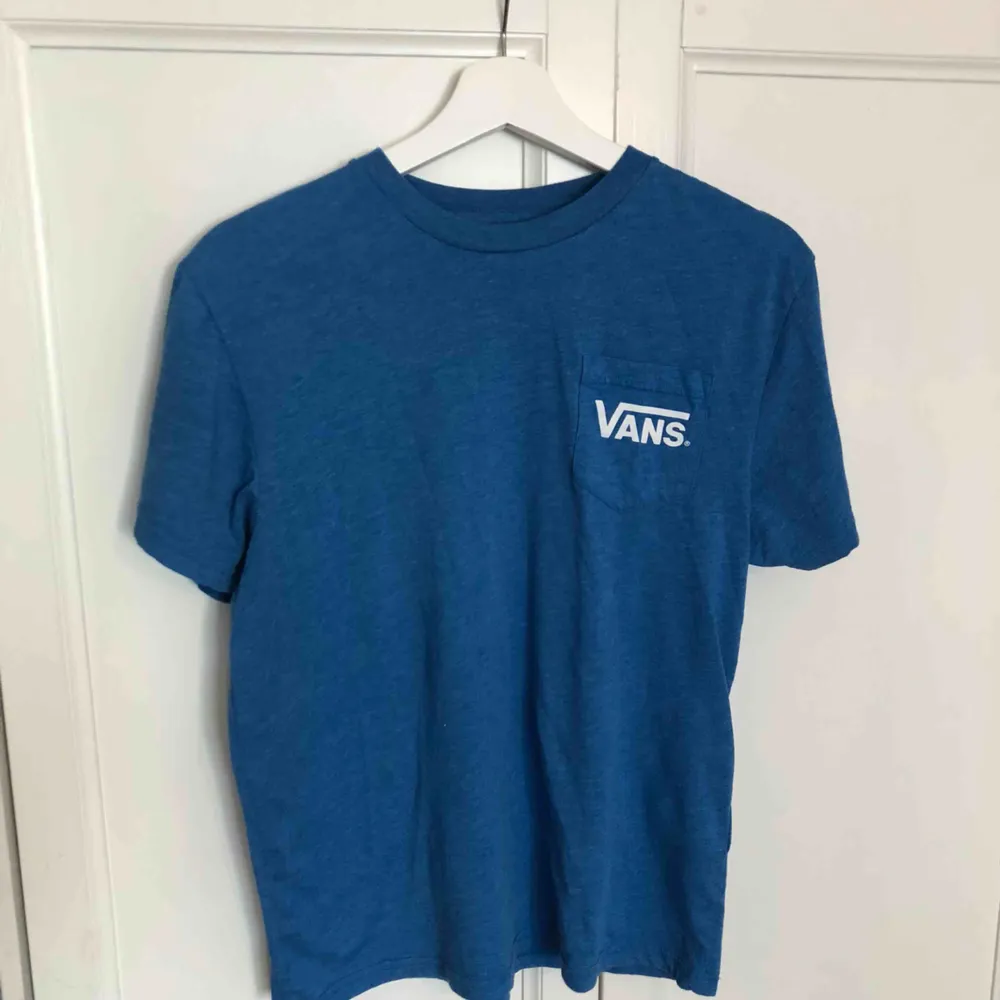 Blå t-shirt från Vans. Fint skick! Köparen står för frakten, endast swish 🌱. T-shirts.