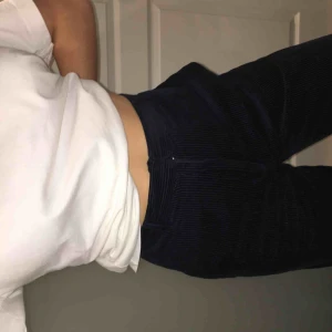  - Marinblåa Manchester byxor från & other stories!!! Skitsnygga och raka/lite vida. Möts gärna i Malmö, kan annars frakta. 