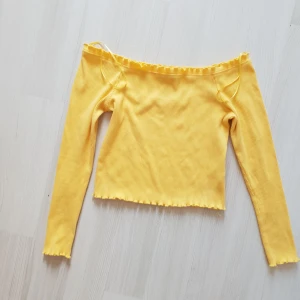  - Axellös tröja från ginatricot. Använd sparsamt så mycket gott skick. Storlek M Ni står för frakten 🌸