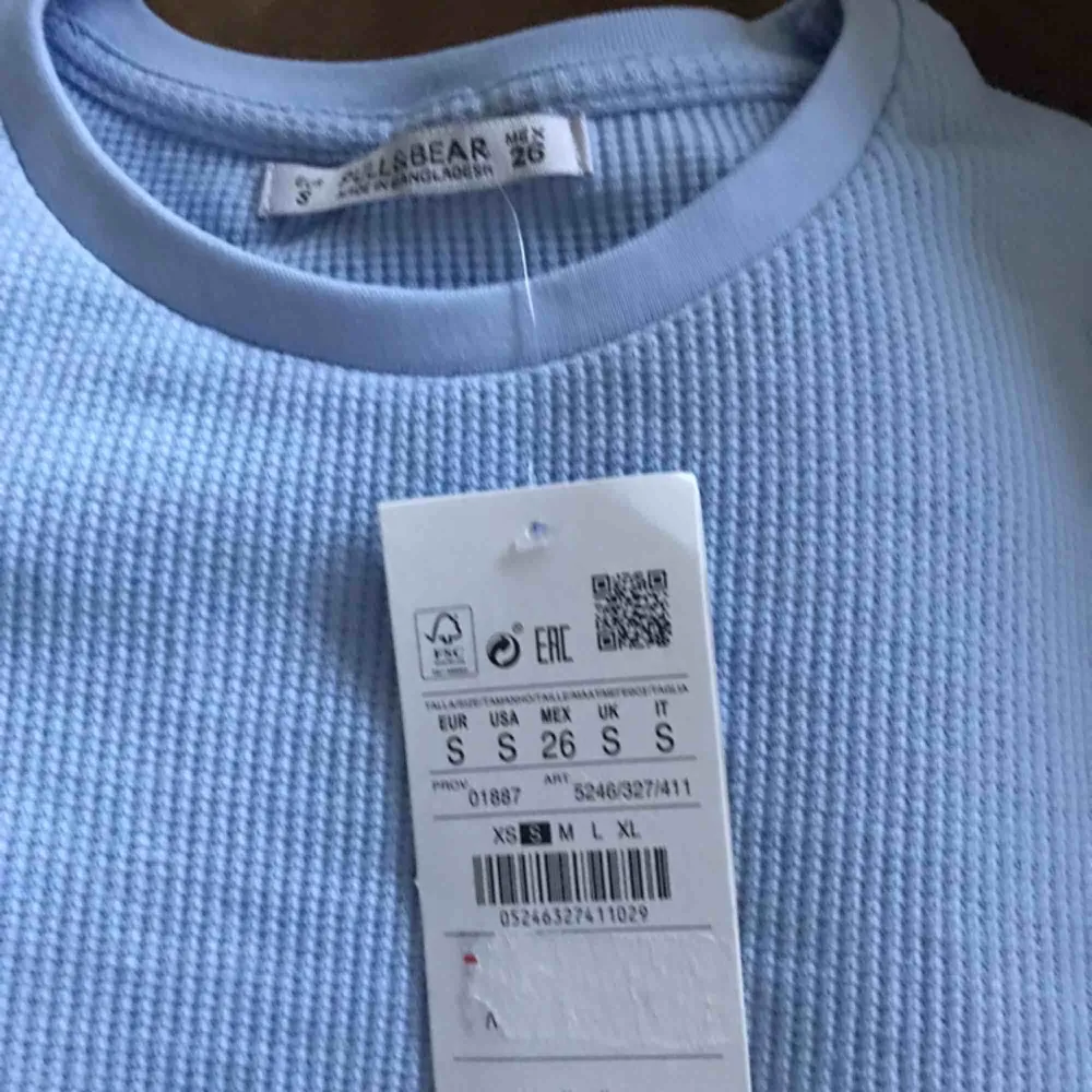Jättesöt helt oanvänd ljusblå T-shirt från PULL&BEAR! Prislappen finns kvar, storlek S 79kr!. T-shirts.