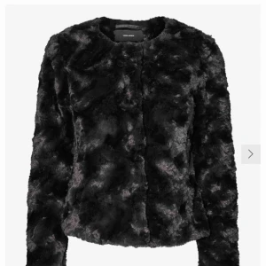  - Vero Moda jacka i Fuskpäls svart  Originalpris 400kr- därmed pga så fint skick 250 