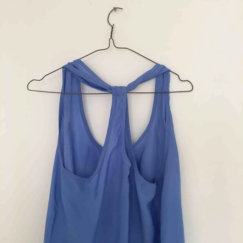 Silky himmelsblå luftig klänning med djup rygg, en dröm. Klänningar.