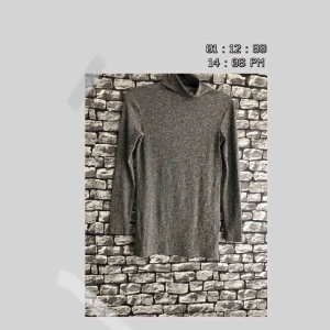  - En mörk grå tröja med krage och ”öppna sidor”/ side slit från BIKBOK. För fler bilder går det bra att fråga :) Frakt förekommer. Kan mötas upp i Göteborg.