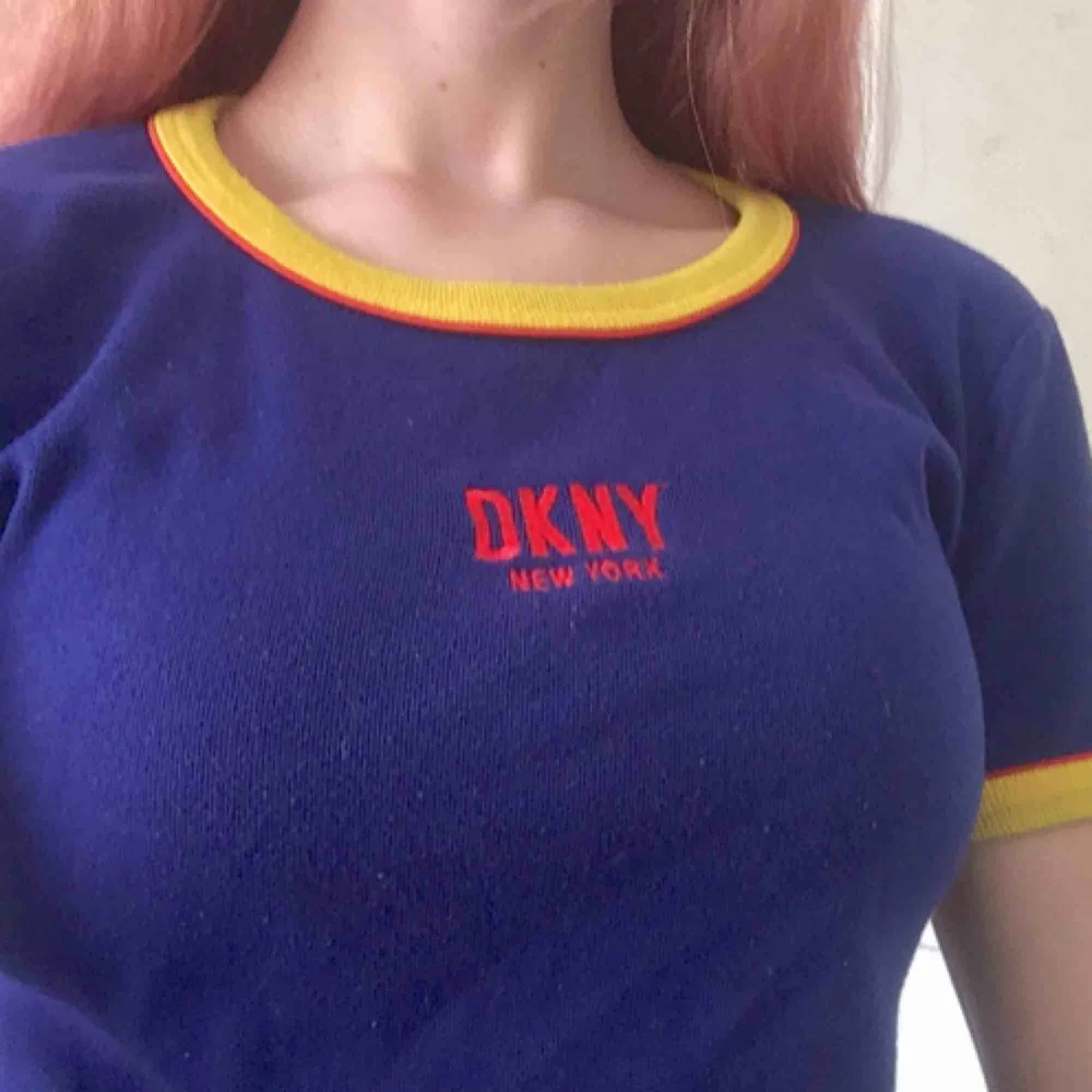 Supersnygg retro tröja från DKNY i en mörkblå färg. Så skönt material!!! Passar xs-m skulle jag säga då den är stretchig. Toppar.