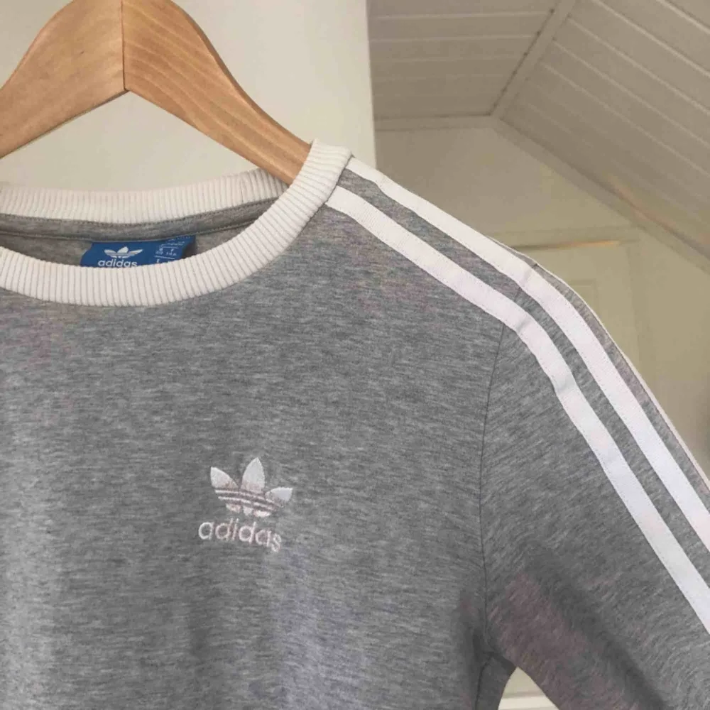 grå äkta adidas trö, tunt material så kan användas året om. Pris inkl frakt. Tröjor & Koftor.