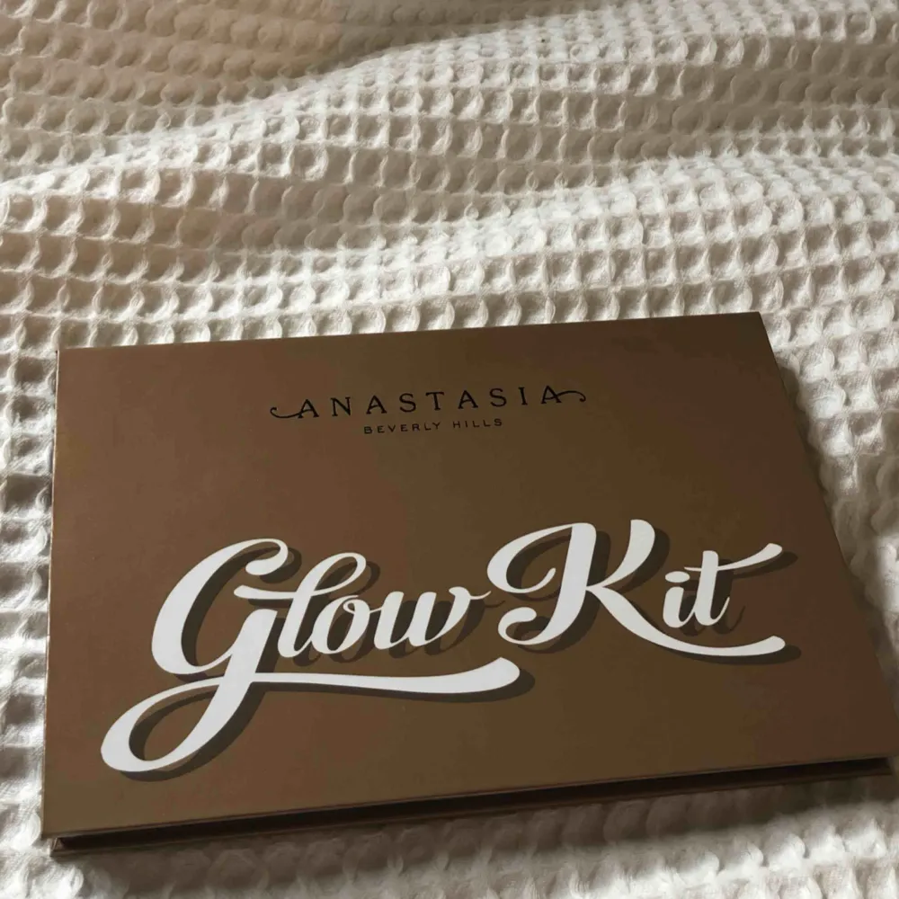 Heeeelt oanvänt glow kit från Anastasia, superfina highlighters men använder inte smink så denna kommer ej komma till användning🤠✨. Övrigt.