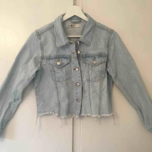  - Ascool kort jeansjacka från Gina, i bra skick. Säljer då jag inte använder längre. Orginal pris 500kr, frakten är inräknad💗