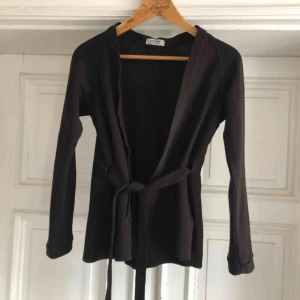  - Kofta med knappar i rygg och skärp. Kan hämtas i Uppsala eller skickas mot fraktkostnad 