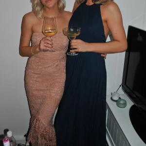  - Marinblå långklänning från NLY Eve I strl 38. Endast använd en kväll.  