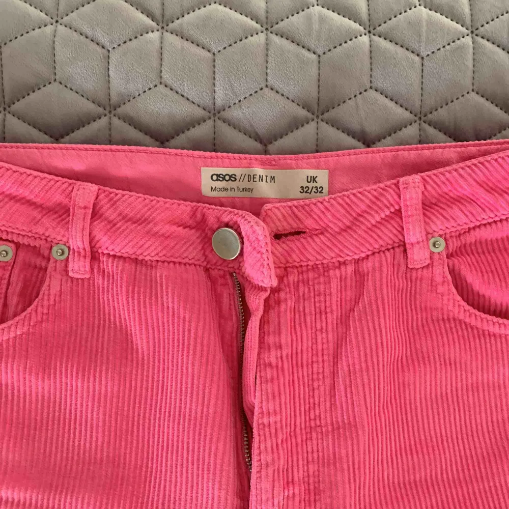 Rosa manchester byxor från ASOS, använda endast en gång.       Köparen står för frakt.  . Jeans & Byxor.