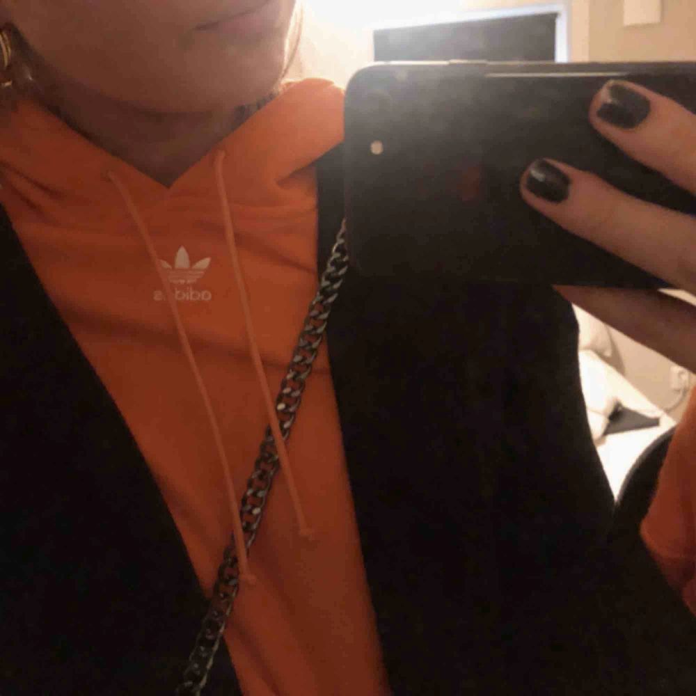 Orange adidas hoodie ( färgen ger ingen rättvisa), lite croppad men inte så man visar mage, för mig. Jättebra skick knappt använd.. Huvtröjor & Träningströjor.