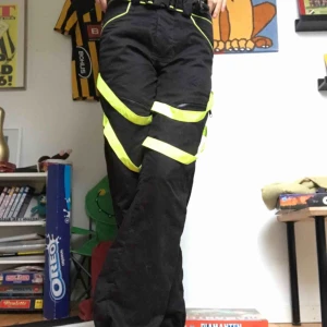  - Ascoola ”rave” liknande byxor! Gröna/gula reflexremmar över benen🔥🔥 går även att dra upp med dragkedja på benen där man kan visa lite mer reflex (se på bild 3) 💘💘 