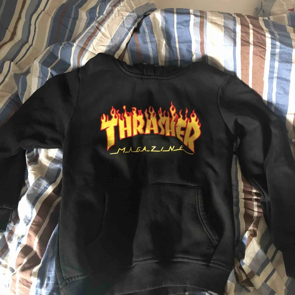 Fake Thrasher hoodie i storlek L men är väldigt liten så skulle säga S/XS. Bra skick, Säljs till högst bud!. Hoodies.