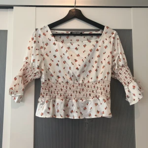  - Jättesöt topp från Fashion Union med blommor och resår. Sitter riktigt snyggt på. Skulle säga att den passade allt från 36-40. Sjukt snygg till ett par ljusa tighta jeans nu i sommar.