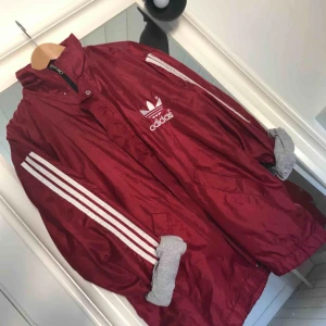  - Rare Vintage adidas windbreaker från 90-talet. Riktigt vintage men i riktigt fint skick, strl L. Köparen står för frakten. 