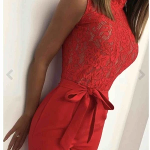  - Röd jupsuit från Dennis Maglic i super fint skick. Använd 1 gång Storlek- XS Köptes för 799 men säljer för 500 eller billigare vid snabb affär  Går att skickas mot frakt kostnad.