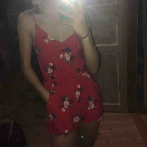  - Jättesöt röd blommig playsuit använd typ 5gånger säljer pga för liten:)pris går att diskuteras