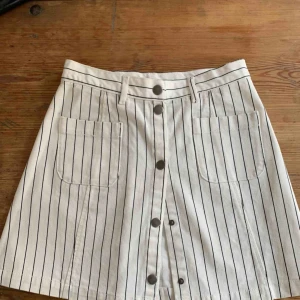  - Oanvänd kjol från Monki