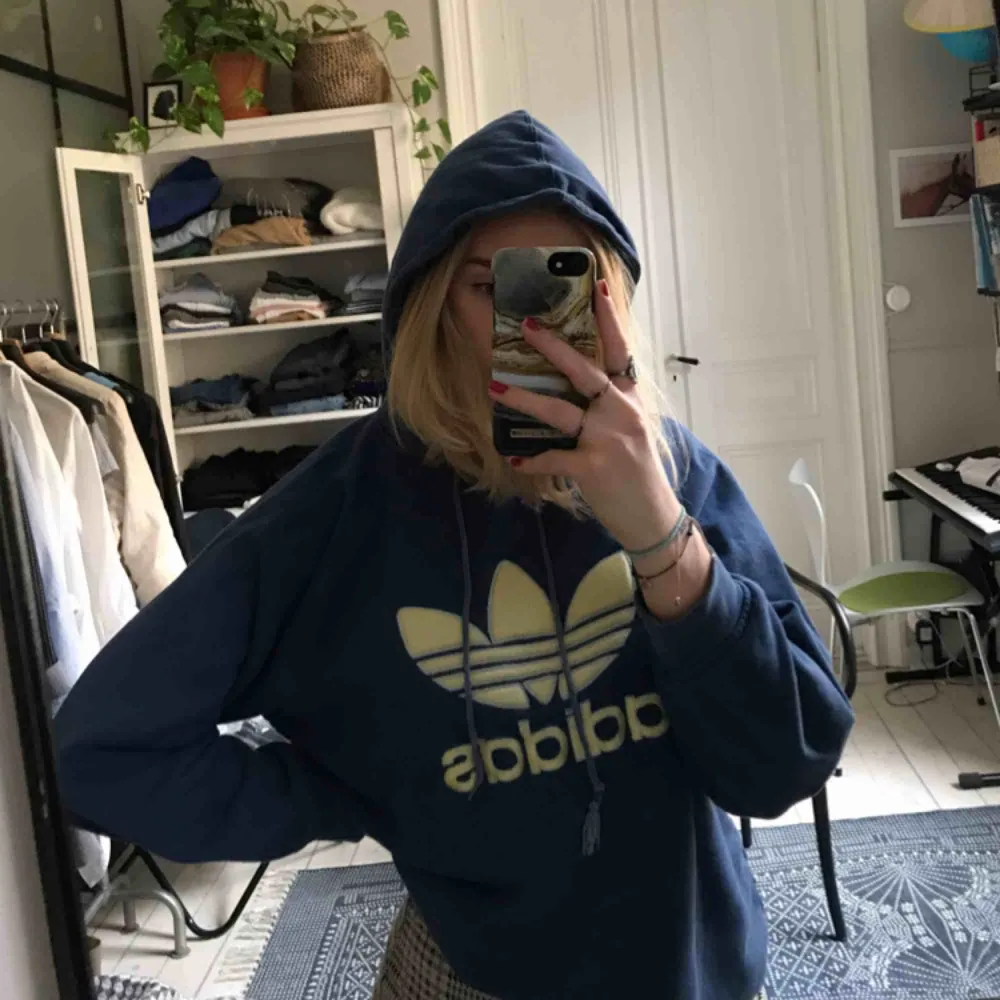 En mysig Adidas hoodie! Inte alls mkt använd, bra skick!. Hoodies.