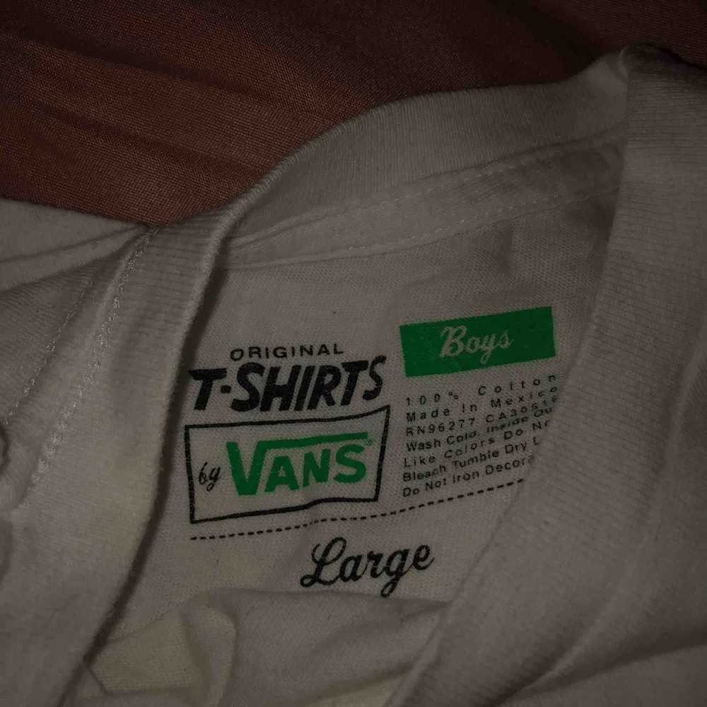 Basic vans tshirt som jag har knappt haft på mig. Köparen står för frakten eller möts vi nånstans i malmö💐. T-shirts.