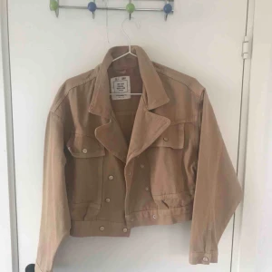  - Beige jeansjacka från pull and bear. Använd endast en gång. Original pris 400 kr. Kan mötas i Sthlm annars är frakt 70 kr. 