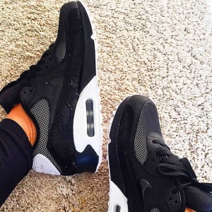  - Fri frakt! Fina, sköna och sparsamt använda Nike Air Max limited edt i storlek 40. Min bild. Jag har mängder av sneakers och tar alltid väl hand om dem. Nypris 1449:-, men slutsålda överallt.