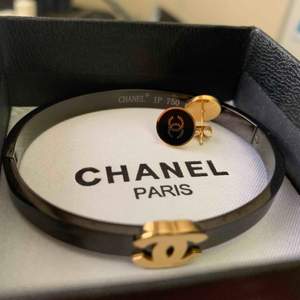 Chanel bangle med örhängen (oäkta!) rostfritt stål och hypoallergenic..box ingår. Frifrakt! 