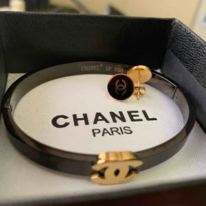  - Chanel bangle med örhängen (oäkta!) rostfritt stål och hypoallergenic..box ingår. Frifrakt! 