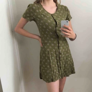  - Söt sommarklänning i skater-stil! Storlek 40 men jag har 36/38 och den passar bra på mig förutom över bysten där den är lite tajt. Bjuder på halva frakten!