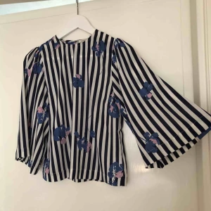  - Blus från Carin Wester. Strl 34. Fint skick - endast använd en gång. Pris 140 kr. Köparen betalar frakten om vi inte kan mötas upp. 