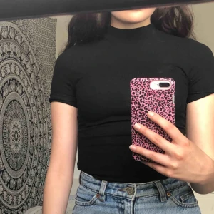  - Ribbad, svart t-shirt med en mini-turtle neck! Body som sitter superbra på XS 💕