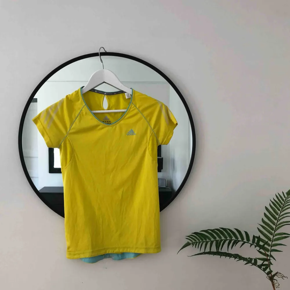 Oanvänd Adidas-tröja i gul 🌞. T-shirts.